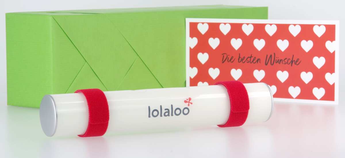 Die automatisch schaukelnde Einschlafhilfe lolaloo für Babys als Geschenk. Produktfoto des lolaloo mit roten Klettbändern, Geschenkverpackung und Glückwunschkarte.