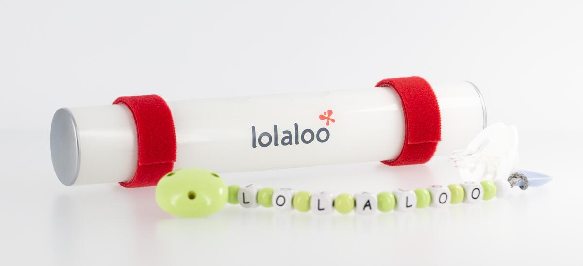 The lolaloo Sleeping Aid Rocks the Stroller and Helps Babies Falling Asleep Well. Product and Pacifier Chain.