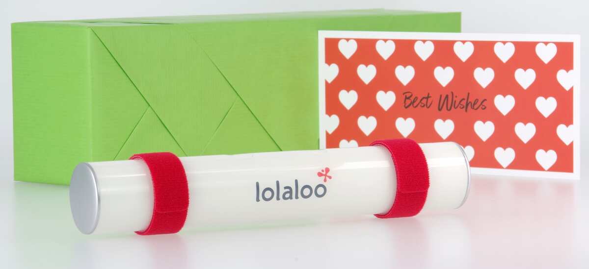 The Automatic Rocking Sleeping Aid lolaloo for Babies as a Gift. Product Photo of the lolaloo With Red Velcro Straps, Gift Box and Greeting Card.